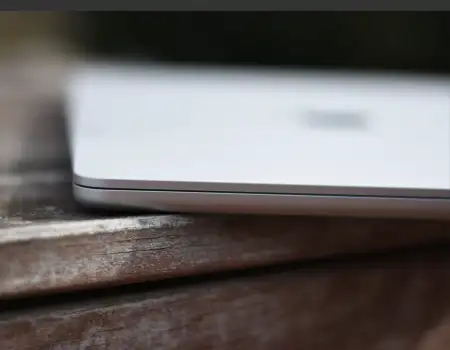 Macbook m2 gümüş renkli dizüstü bilgisayar