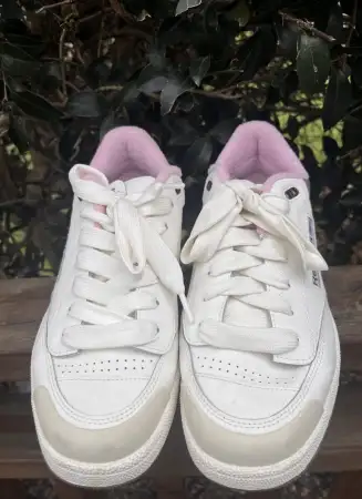 Beyaz kadın spor ayakkabı reebok