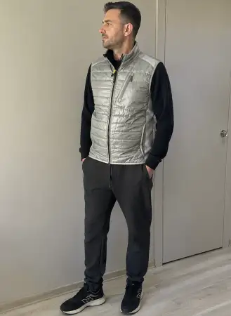 Gri renkli yelek ve eşofman altı takımı