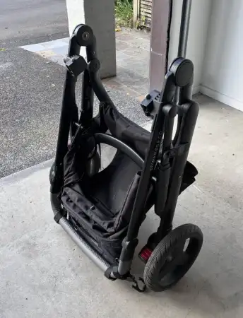 Kompakt katlanabilir bebek arabası
