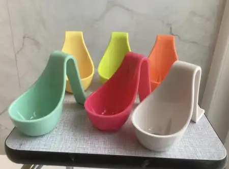 Renkli plastik yumuta kapları