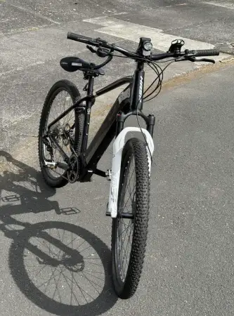 Siyah elektrikli dağ bisikleti ilan görseli