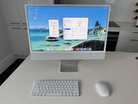 Apple masaüstü bilgisayar ve klavye seti