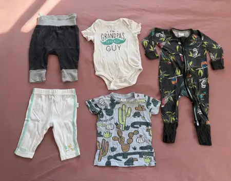çeşitli bebek kıyafetleri seti