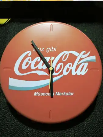 Ori̇ji̇nal dönem ürünü coca cola kapak formunda duvar saati̇..