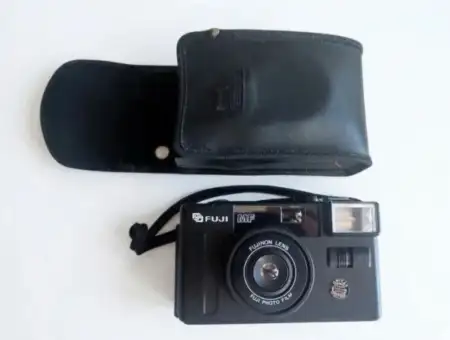 Fuji markalı fotoğraf makinesi ve kılıfı