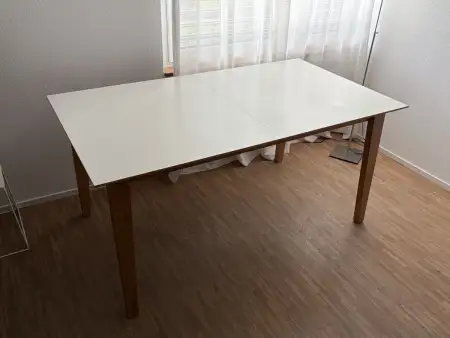 Beyaz yüzeyli ahşap ayaklı masa