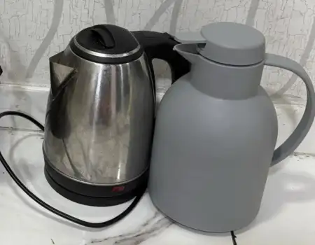 Paslanmaz çelik çaydanlık ve gri termos ilan görseli