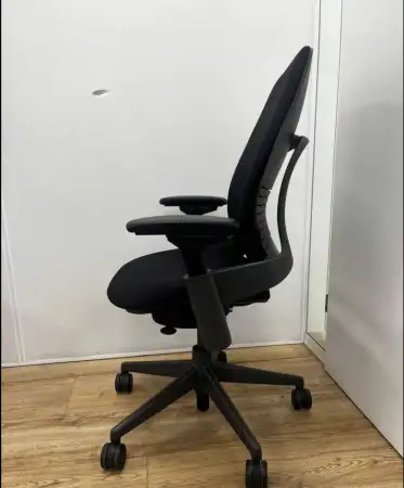 Siyah ofis sandalyesi