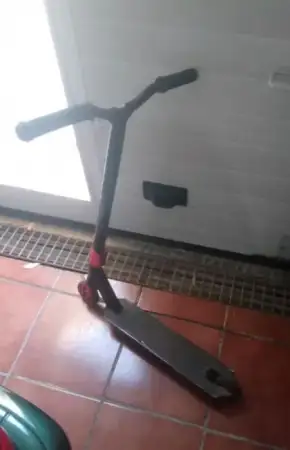 Kırmızı saplı scooter ilan görseli