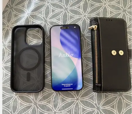 Deri kılıf ve ek aksesuarlarla birlikte iphone 16 pro