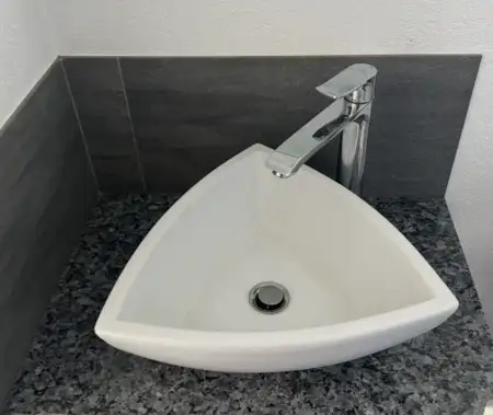 Tezgah üstü lavabo, seramik, beyaz, üçgen