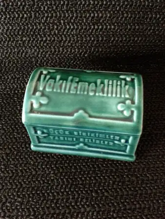Vakif emekli̇li̇k porselen kumbara nadi̇r obje.