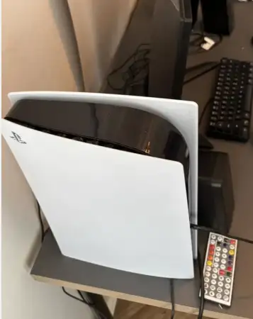 Ps5, kumanda, monitör, 2 hoparlör, klavye ve fare ilan görseli