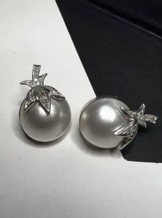 Gümüş yaprak detaylı i̇nci küpe
