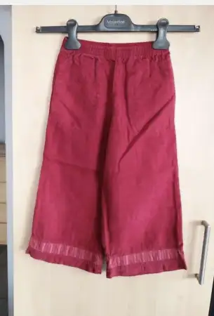 çeşitli renk ve beden de pantolanlar
