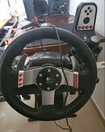 Logitech oyun direksiyonu ve pedal seti