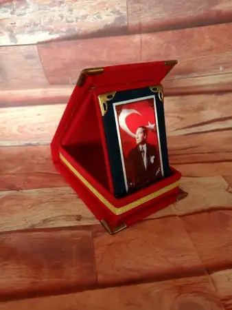 Kadi̇fe kutusunda atatürk görselli̇ plaket.