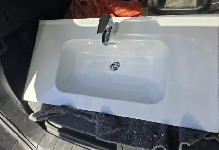 Musluklu banyo lavabosu