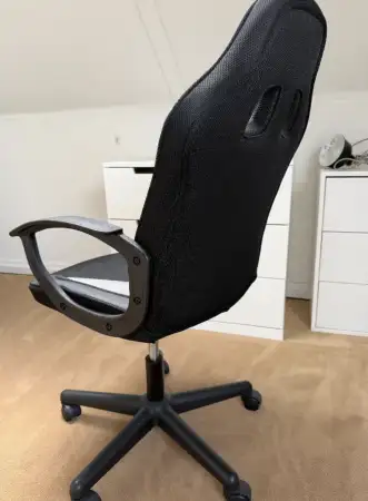 Siyah ofis sandalyesi temiz durumda