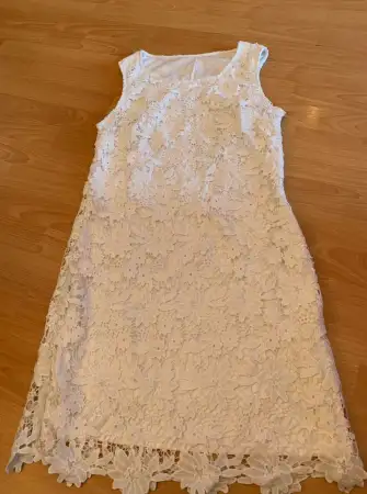 Beyaz dantel detaylı elbise