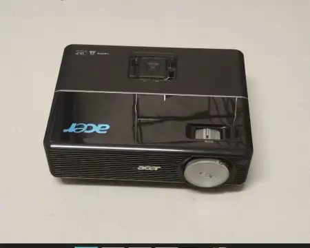 Acer taşınabilir projektör ve kılıf