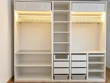 Beyaz modüler kıyafet dolabı
