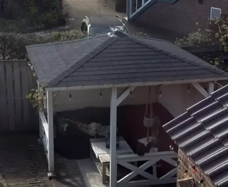 Beyaz kaplamalı ladin ağacından yapılmış ilan görseli