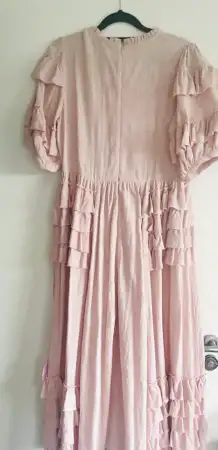 Kat kat detaylı pembe fırfırlı  elbise