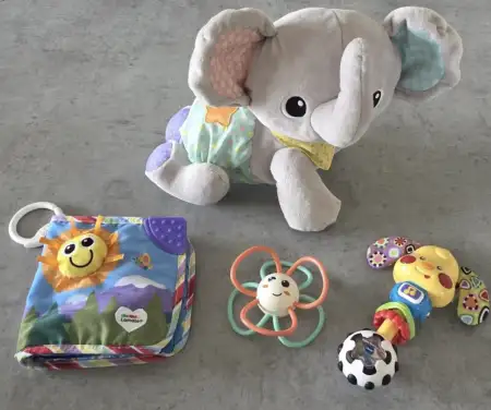Renkli peluş fil ve eğlenceli oyuncak seti