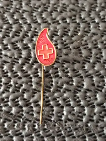 Vintage kizilhaç kan bağaşi i̇ğneli̇ yaka rozeti̇.