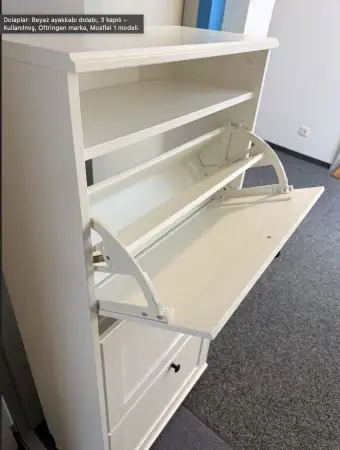 Beyaz üç çekmeceli ayakkabı dolabı