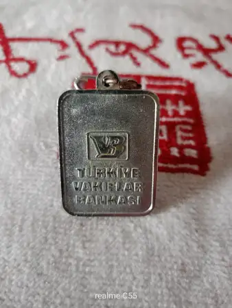 Türki̇ye vakiflar bankasi metal anahtarlik.