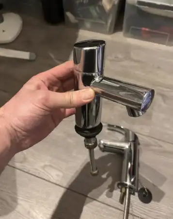 Krom musluk ve bağlantı hortumları