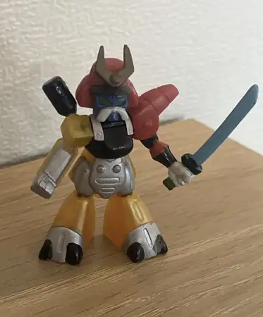 Renkli robot aksiyon figürü