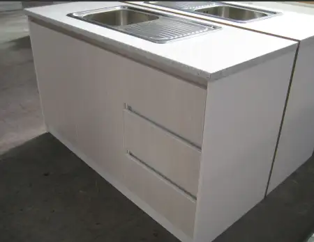 Beyaz mutfak tezgahı ve çift lavabo