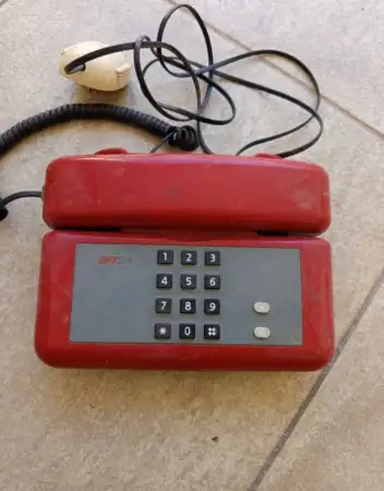 Kırmızı kablolu retro telefon ilan görseli