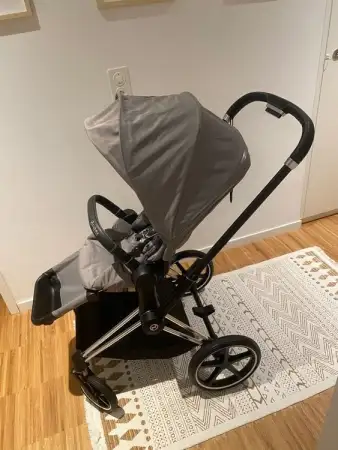 Gri katlanabilir bebek arabası