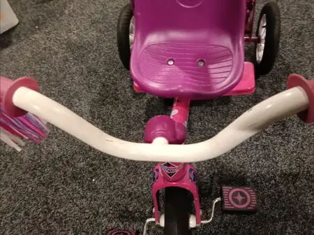 Pembe çocuk bisikleti