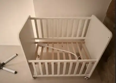 Beyaz ahşap bebek beşiği