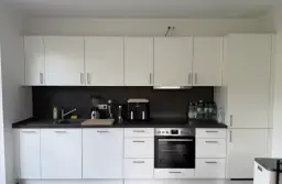 Modern beyaz mutfak dolabı ve tezgah seti ankastrelı mutfak