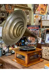 Antika gramofon (çalışır durumda)