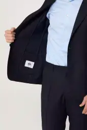 Sıfır ayarında erkek giyim takım elbise